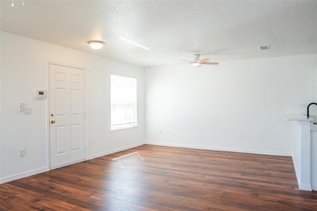 Active With Contract: $199,000 (2 beds, 1 baths, 931 Square Feet)