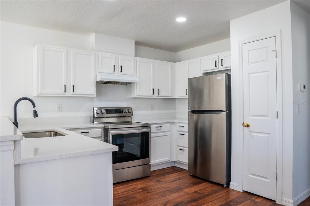 Active With Contract: $199,000 (2 beds, 1 baths, 931 Square Feet)