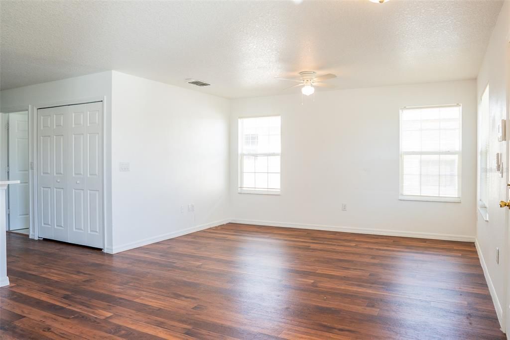 Active With Contract: $199,000 (2 beds, 1 baths, 931 Square Feet)