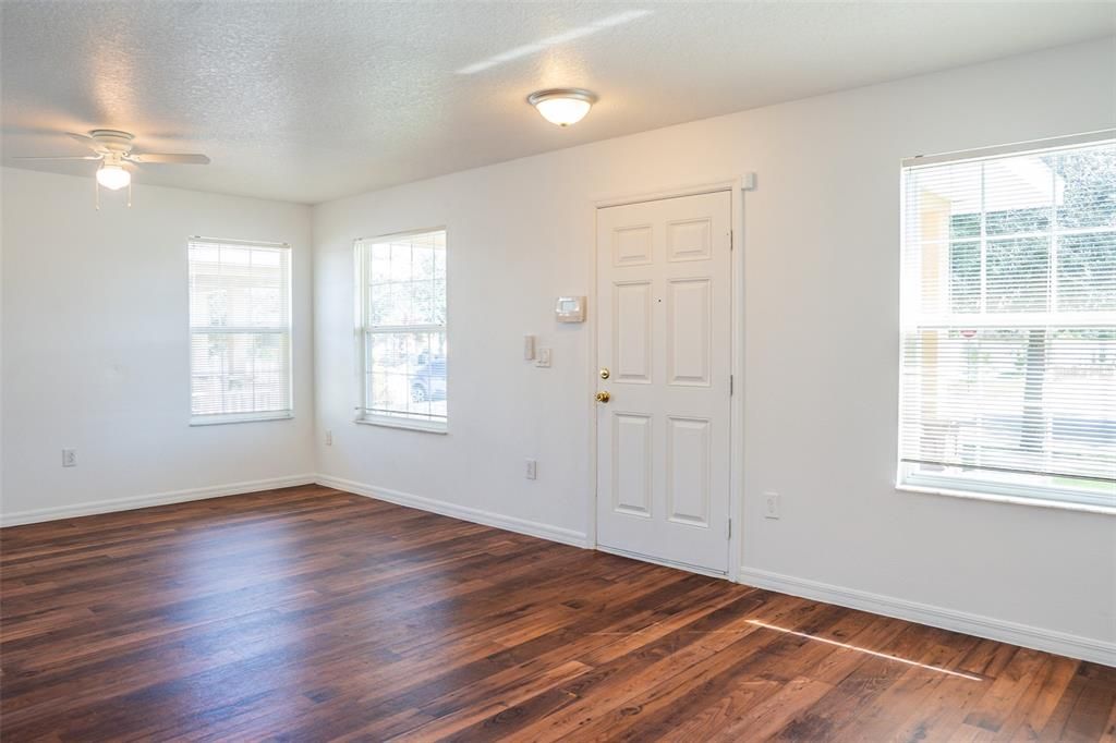 Active With Contract: $199,000 (2 beds, 1 baths, 931 Square Feet)