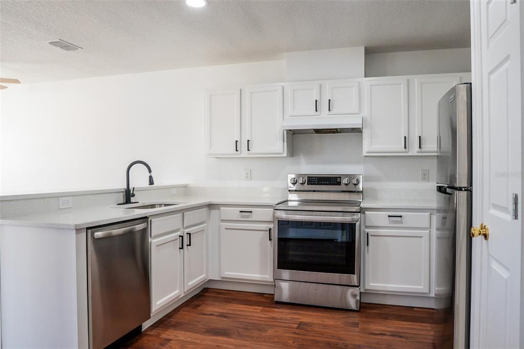 Active With Contract: $199,000 (2 beds, 1 baths, 931 Square Feet)