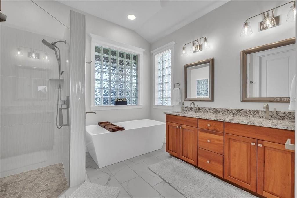 合同活跃: $519,000 (3 贝兹, 2 浴室, 1636 平方英尺)