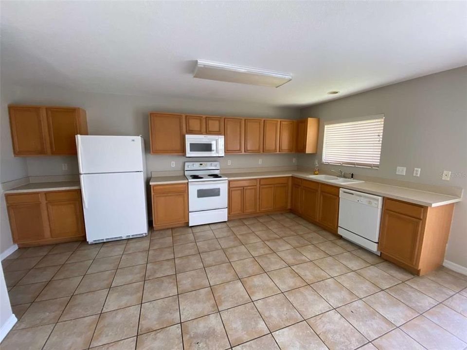 For Rent: $2,250 (3 beds, 2 baths, 2656 Square Feet)