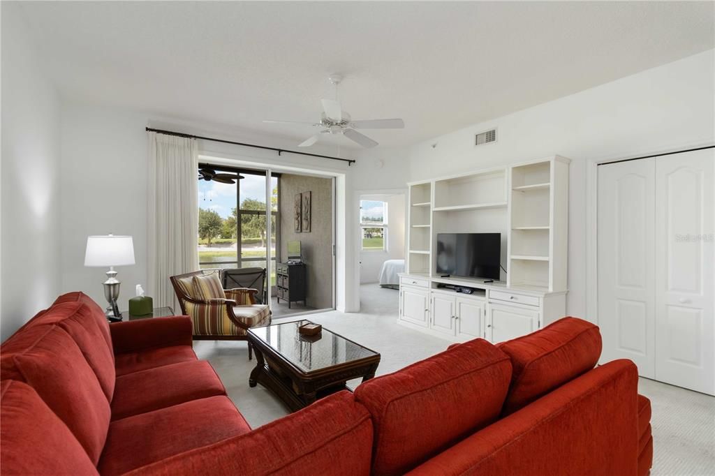 For Sale: $297,500 (2 beds, 2 baths, 1433 Square Feet)