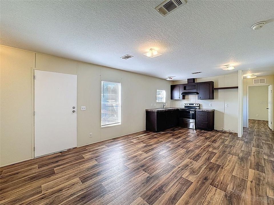 На продажу: $154,900 (2 спален, 2 ванн, 798 Квадратных фут)