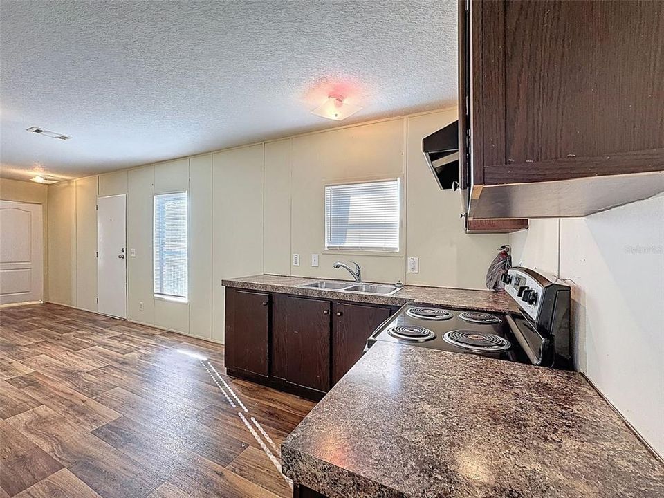 На продажу: $154,900 (2 спален, 2 ванн, 798 Квадратных фут)