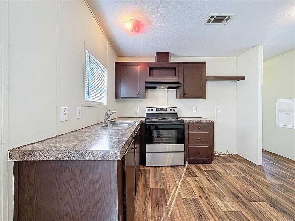 На продажу: $154,900 (2 спален, 2 ванн, 798 Квадратных фут)