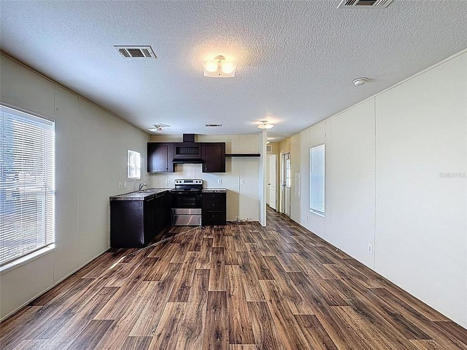 На продажу: $154,900 (2 спален, 2 ванн, 798 Квадратных фут)