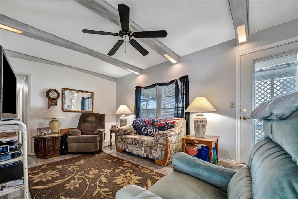 For Sale: $124,900 (2 beds, 1 baths, 891 Square Feet)