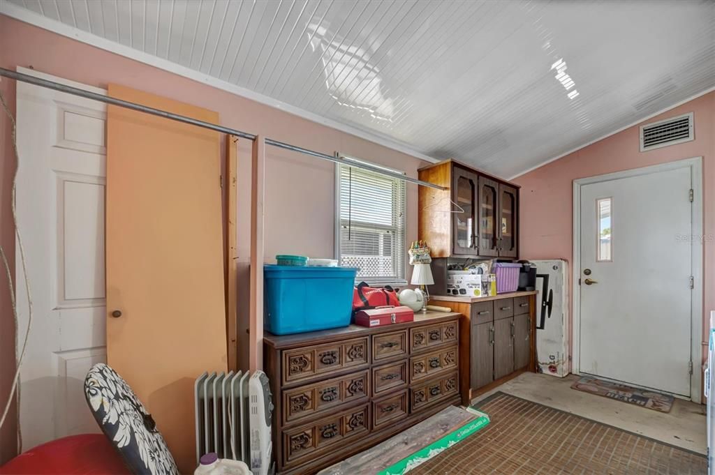 For Sale: $124,900 (2 beds, 1 baths, 891 Square Feet)