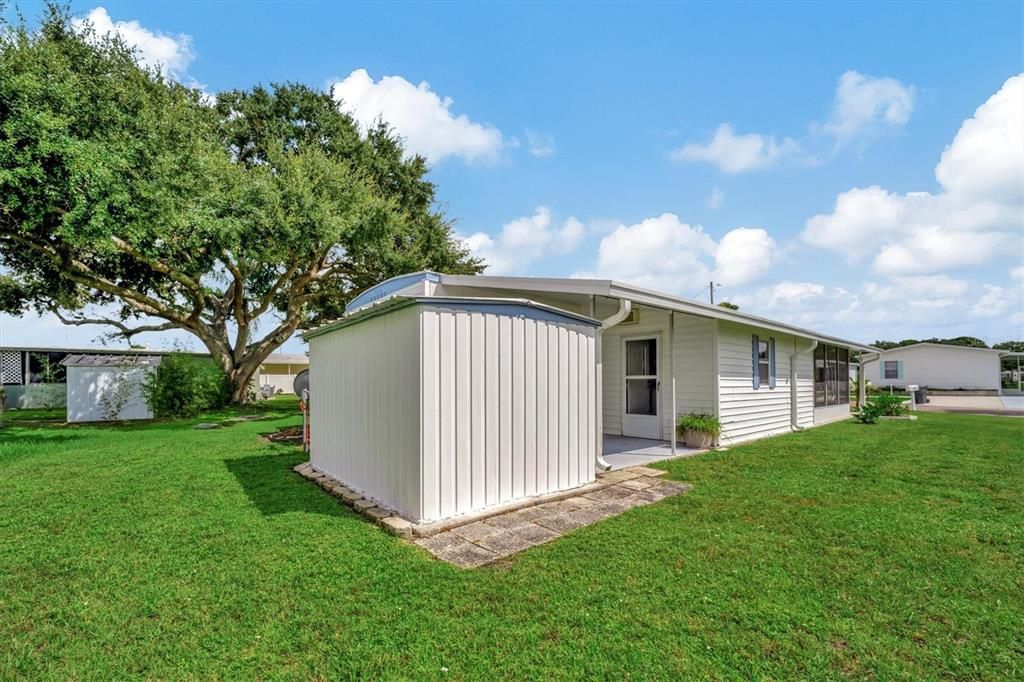 For Sale: $124,900 (2 beds, 1 baths, 891 Square Feet)