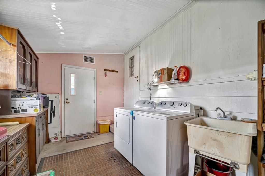 For Sale: $124,900 (2 beds, 1 baths, 891 Square Feet)