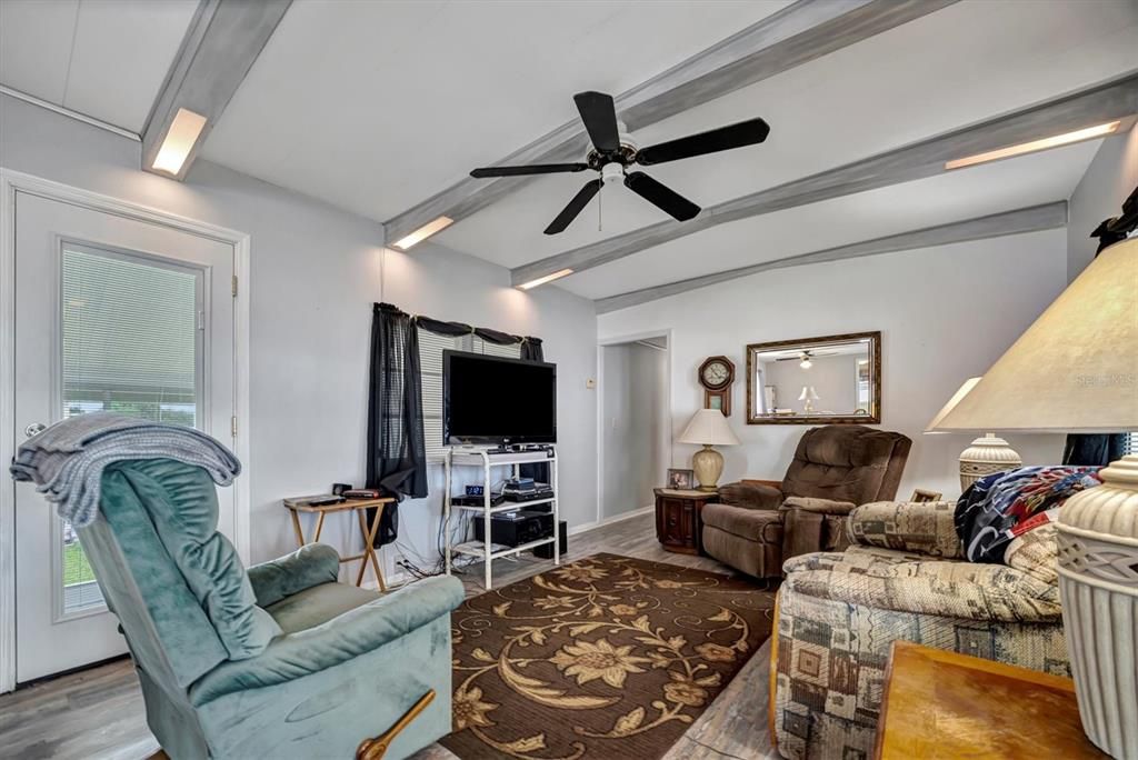 For Sale: $124,900 (2 beds, 1 baths, 891 Square Feet)