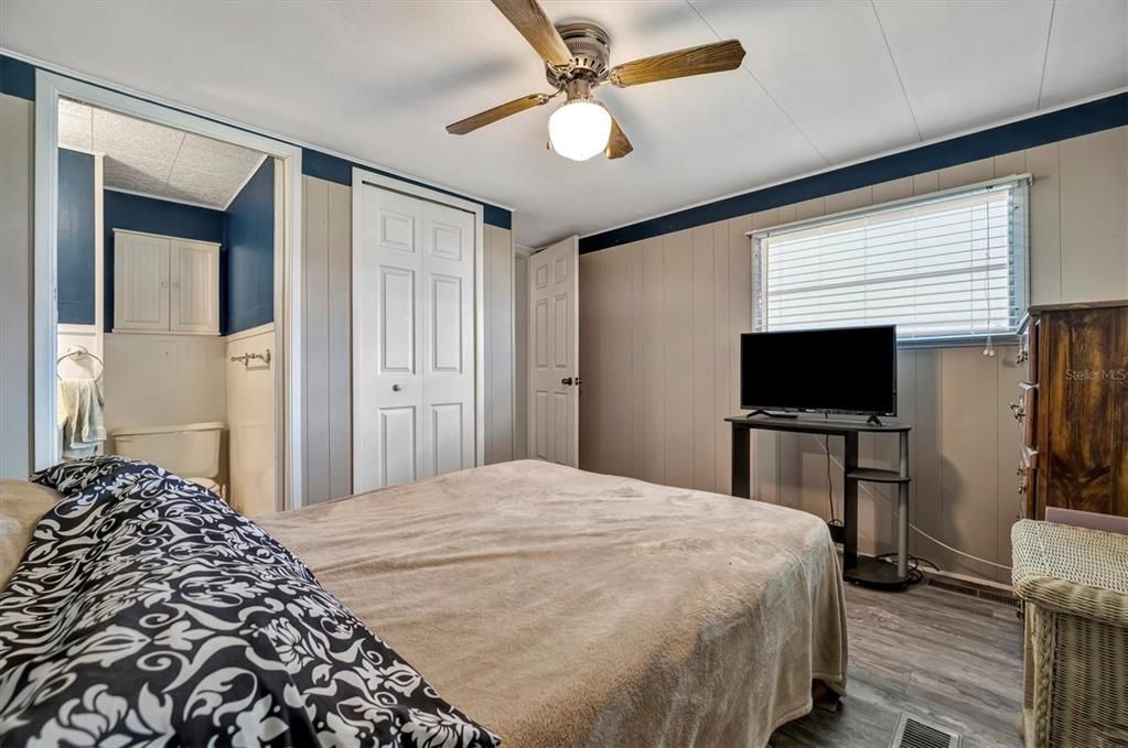 For Sale: $124,900 (2 beds, 1 baths, 891 Square Feet)