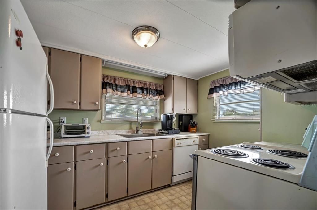 For Sale: $124,900 (2 beds, 1 baths, 891 Square Feet)