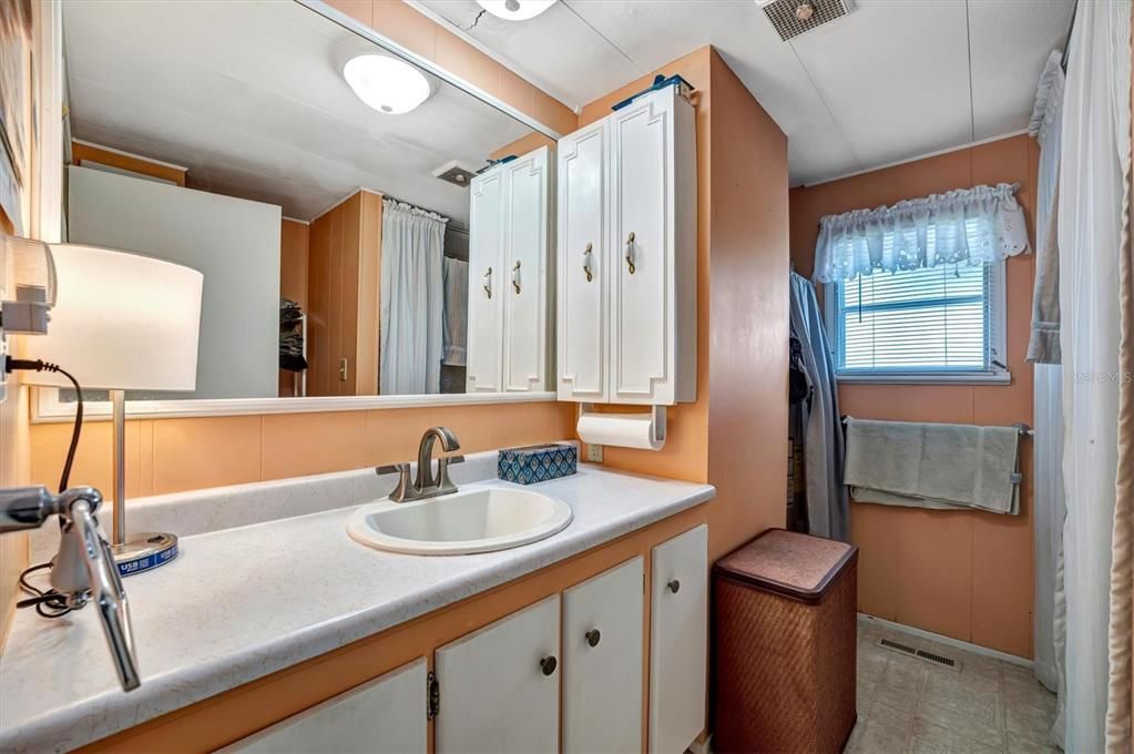 For Sale: $124,900 (2 beds, 1 baths, 891 Square Feet)