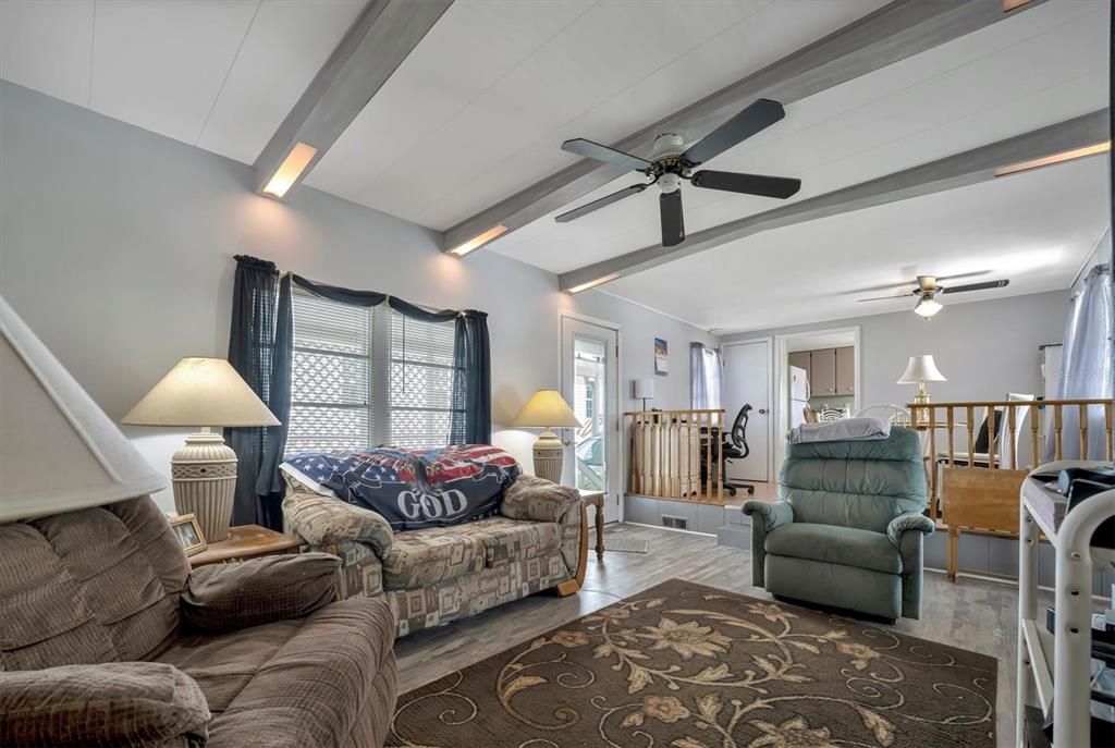 For Sale: $124,900 (2 beds, 1 baths, 891 Square Feet)