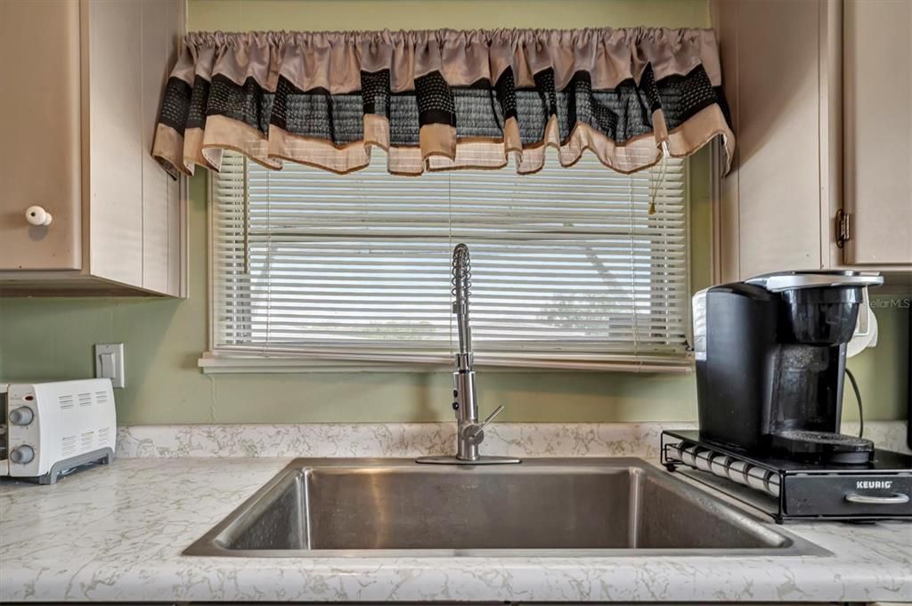 For Sale: $124,900 (2 beds, 1 baths, 891 Square Feet)