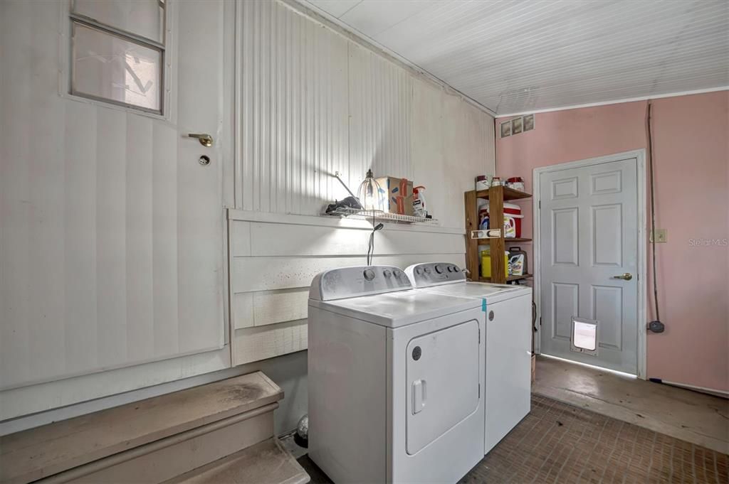 For Sale: $124,900 (2 beds, 1 baths, 891 Square Feet)