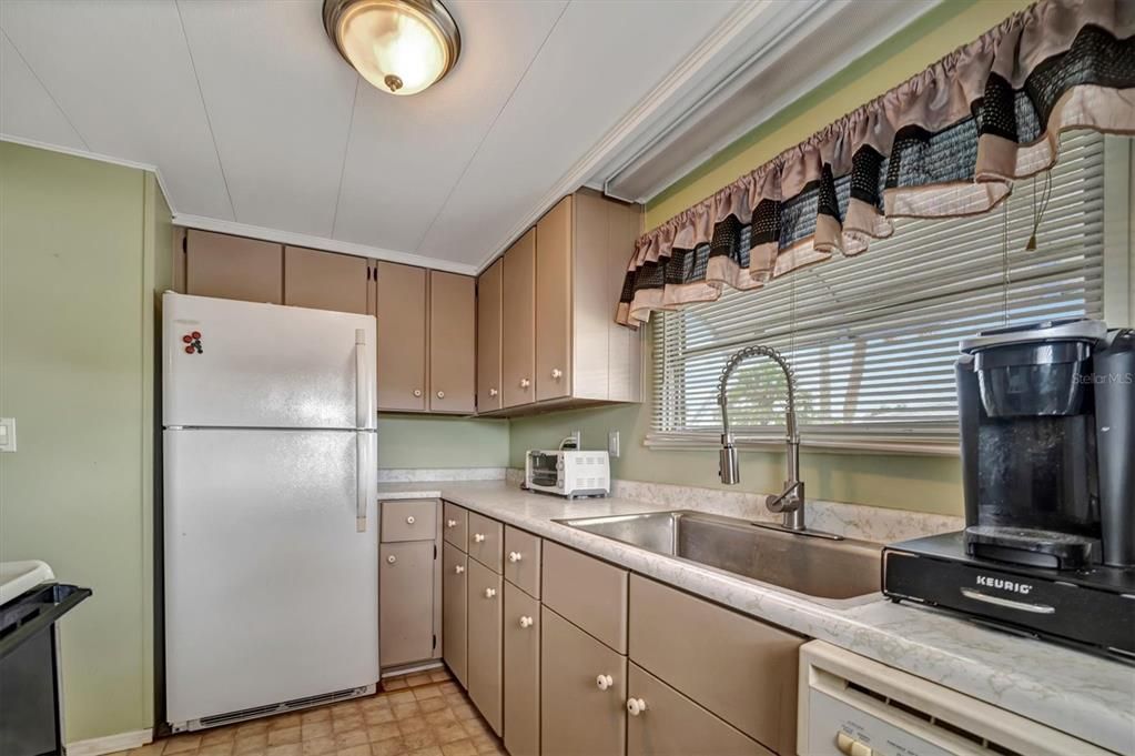 For Sale: $124,900 (2 beds, 1 baths, 891 Square Feet)