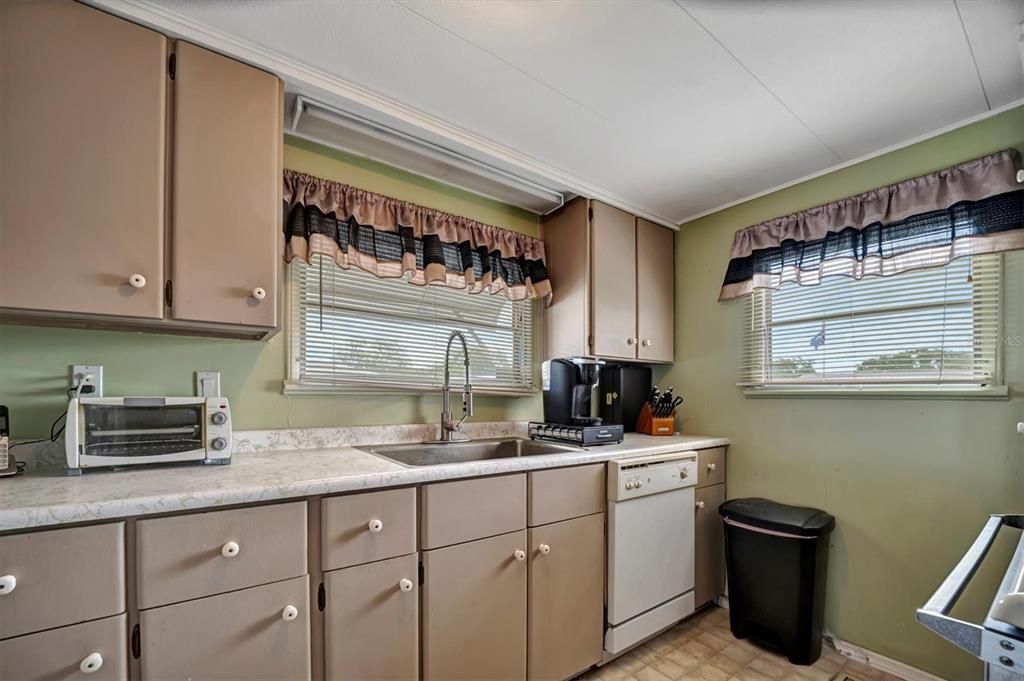 For Sale: $124,900 (2 beds, 1 baths, 891 Square Feet)