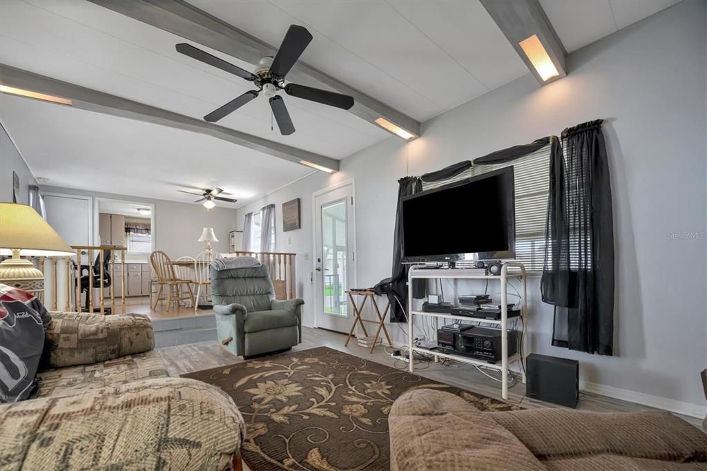 For Sale: $124,900 (2 beds, 1 baths, 891 Square Feet)