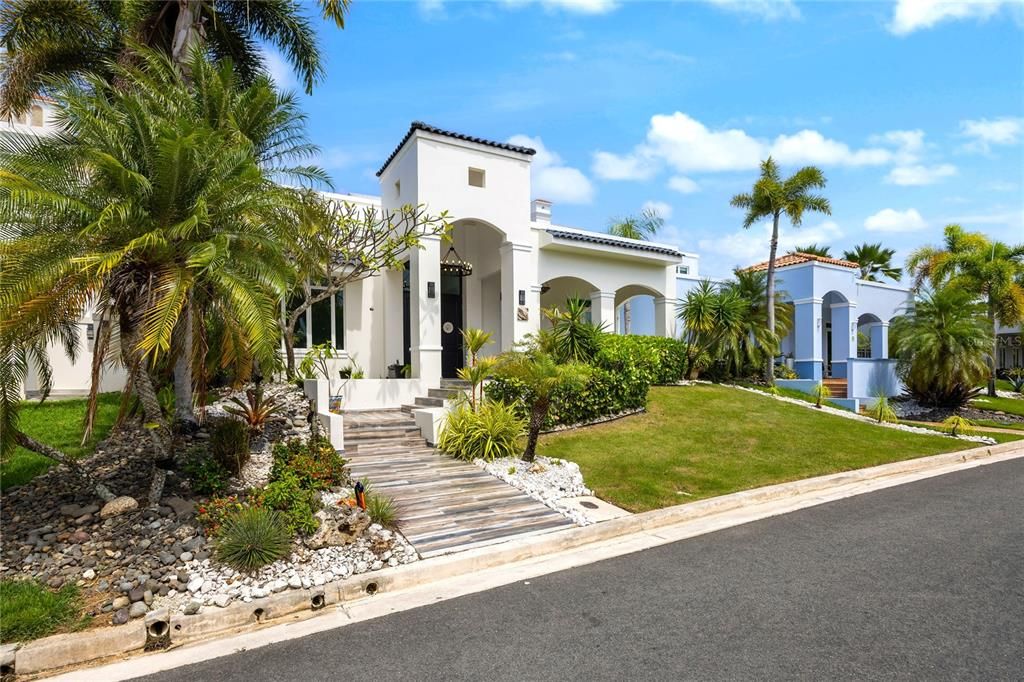 Недавно продано: $1,495,000 (5 спален, 5 ванн, 4618 Квадратных фут)