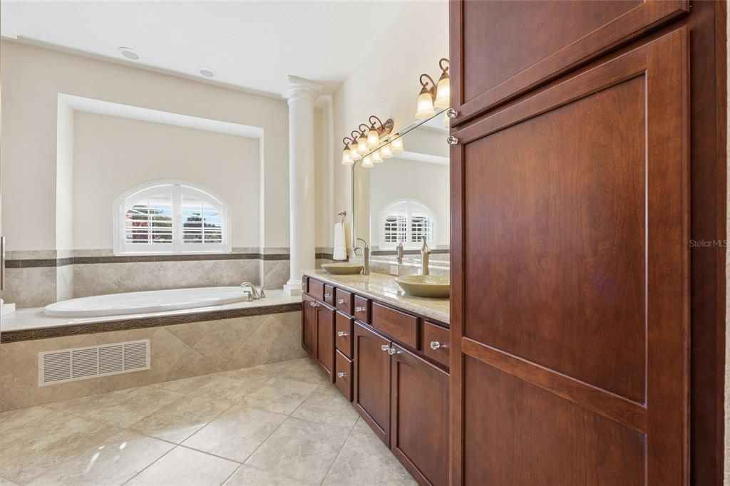 Activo con contrato: $530,000 (4 camas, 3 baños, 2693 Pies cuadrados)