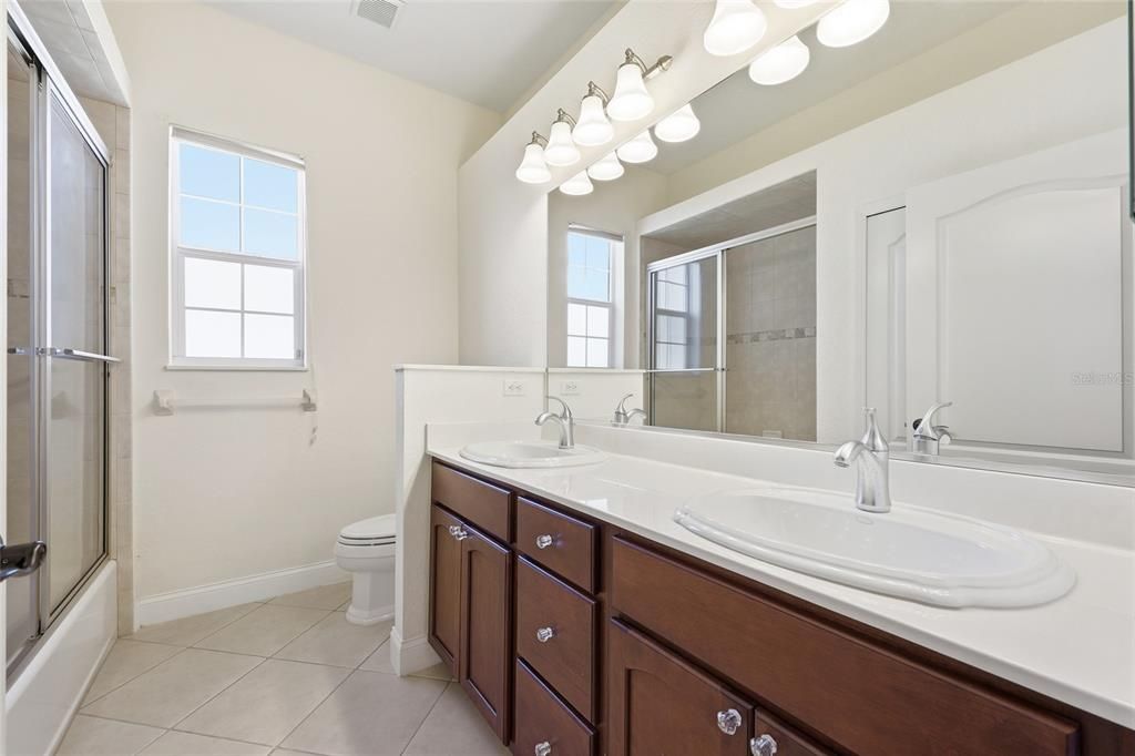 Activo con contrato: $530,000 (4 camas, 3 baños, 2693 Pies cuadrados)