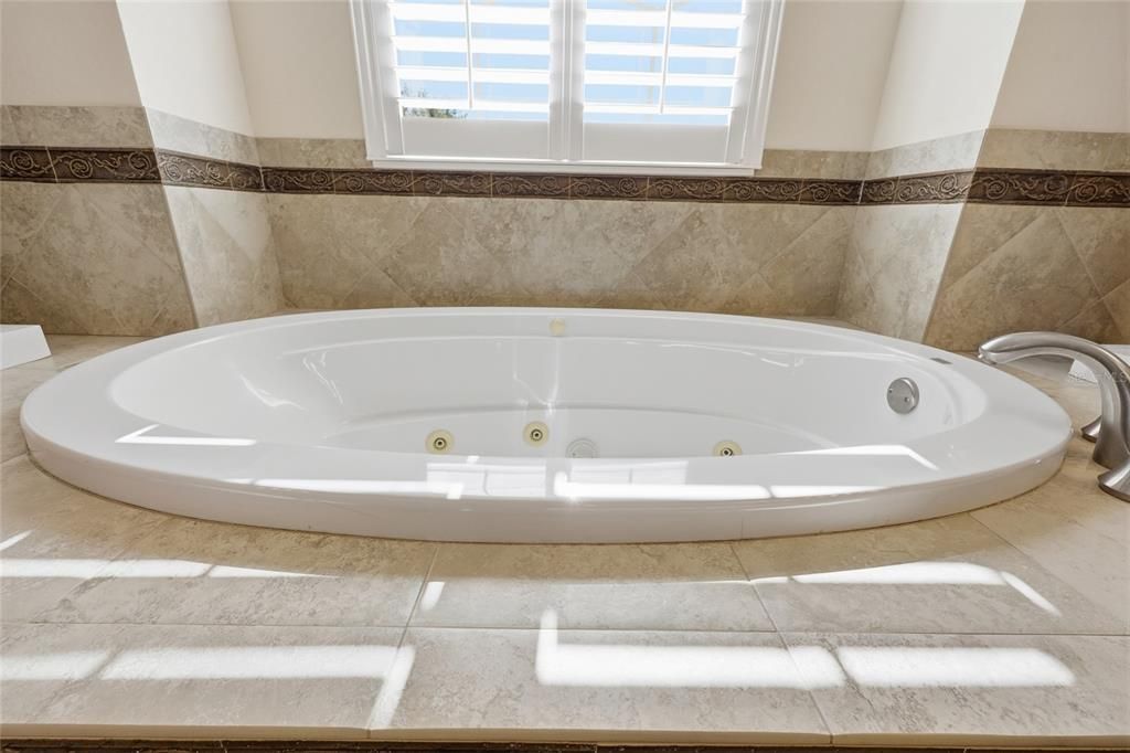 Activo con contrato: $530,000 (4 camas, 3 baños, 2693 Pies cuadrados)