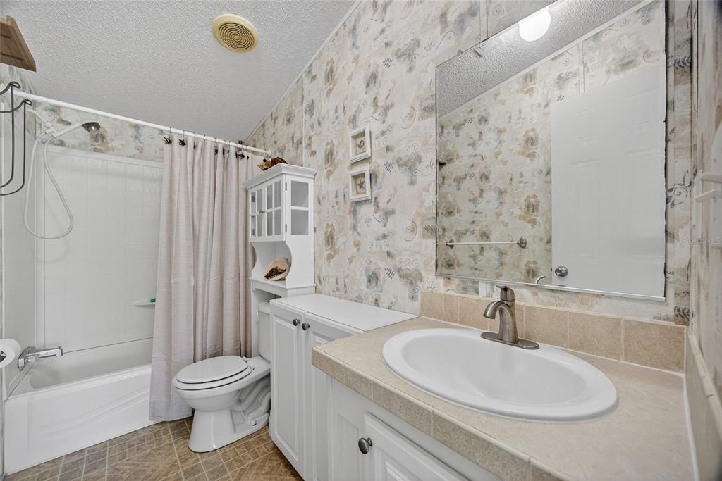 合同活跃: $237,000 (2 贝兹, 2 浴室, 1140 平方英尺)