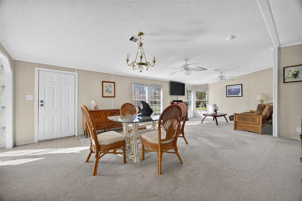 合同活跃: $237,000 (2 贝兹, 2 浴室, 1140 平方英尺)