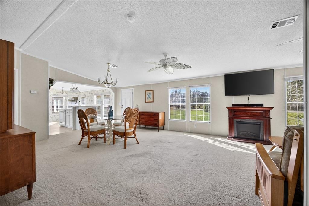 合同活跃: $237,000 (2 贝兹, 2 浴室, 1140 平方英尺)