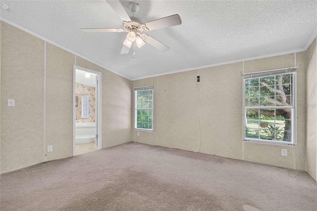 合同活跃: $237,000 (2 贝兹, 2 浴室, 1140 平方英尺)