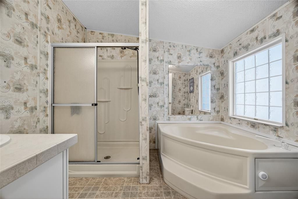 合同活跃: $237,000 (2 贝兹, 2 浴室, 1140 平方英尺)