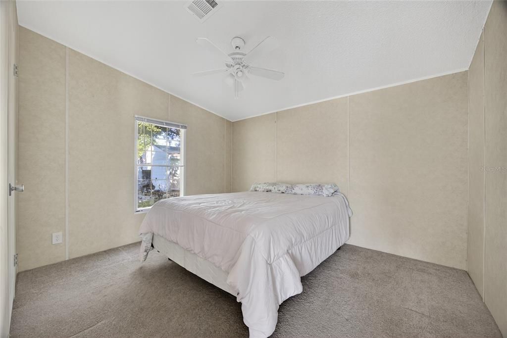 合同活跃: $237,000 (2 贝兹, 2 浴室, 1140 平方英尺)