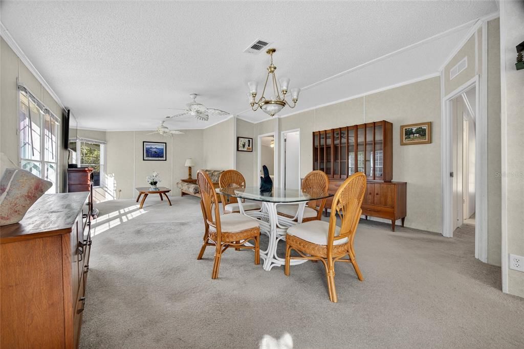 合同活跃: $237,000 (2 贝兹, 2 浴室, 1140 平方英尺)