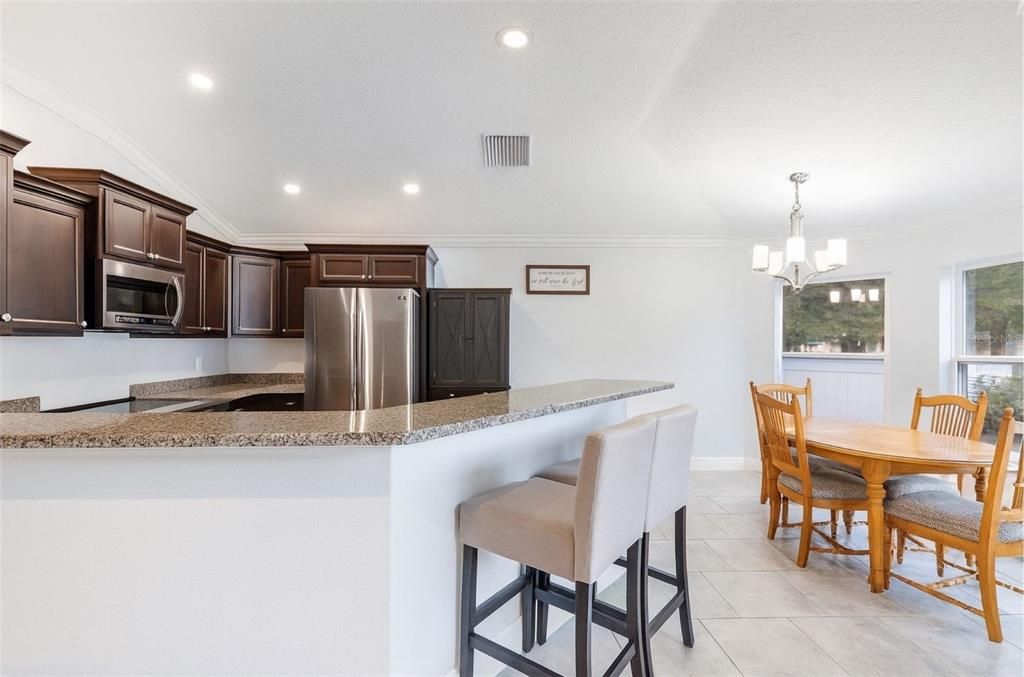 合同活跃: $349,998 (4 贝兹, 2 浴室, 1618 平方英尺)