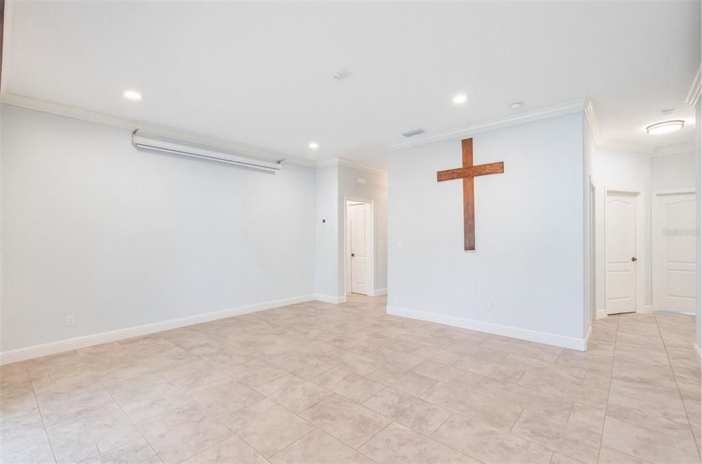 合同活跃: $349,998 (4 贝兹, 2 浴室, 1618 平方英尺)