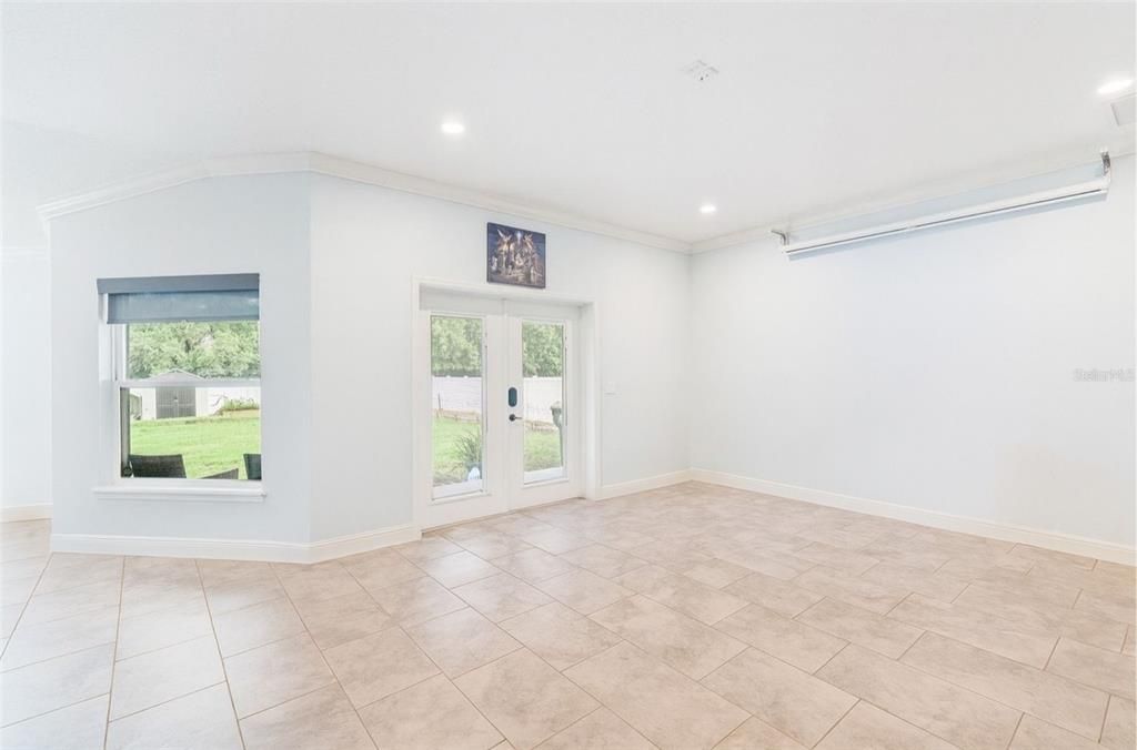 合同活跃: $349,998 (4 贝兹, 2 浴室, 1618 平方英尺)