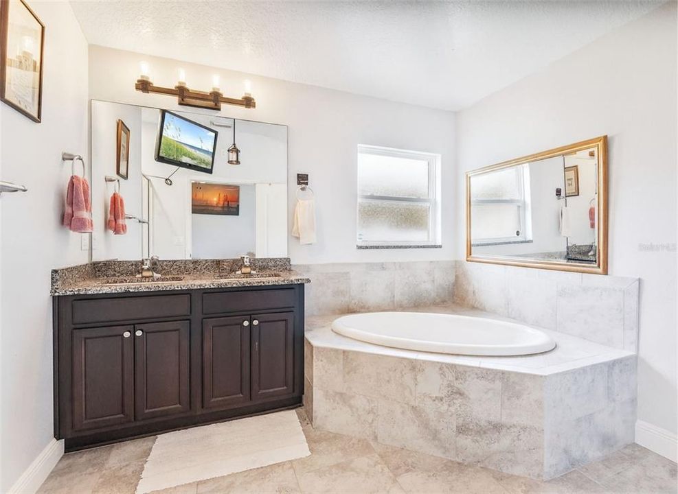 合同活跃: $349,998 (4 贝兹, 2 浴室, 1618 平方英尺)