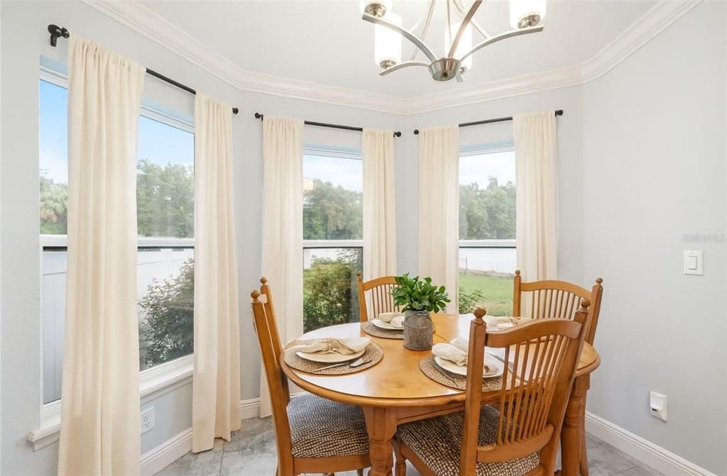 合同活跃: $349,998 (4 贝兹, 2 浴室, 1618 平方英尺)