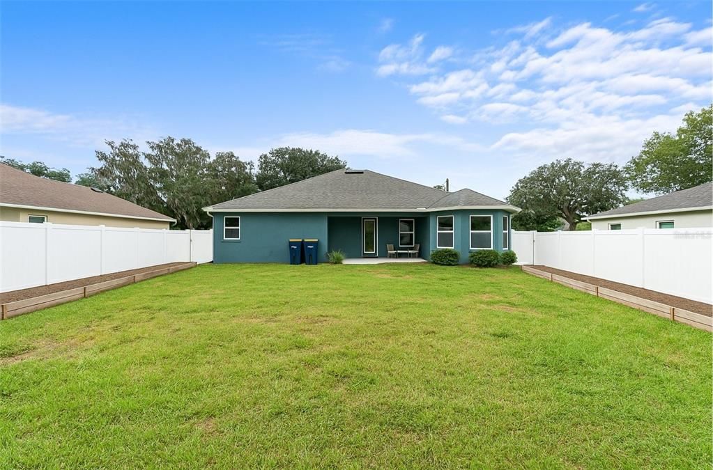 合同活跃: $349,998 (4 贝兹, 2 浴室, 1618 平方英尺)