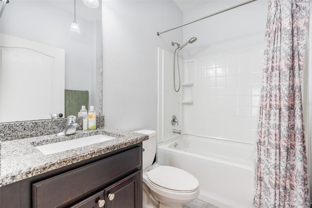 合同活跃: $349,998 (4 贝兹, 2 浴室, 1618 平方英尺)