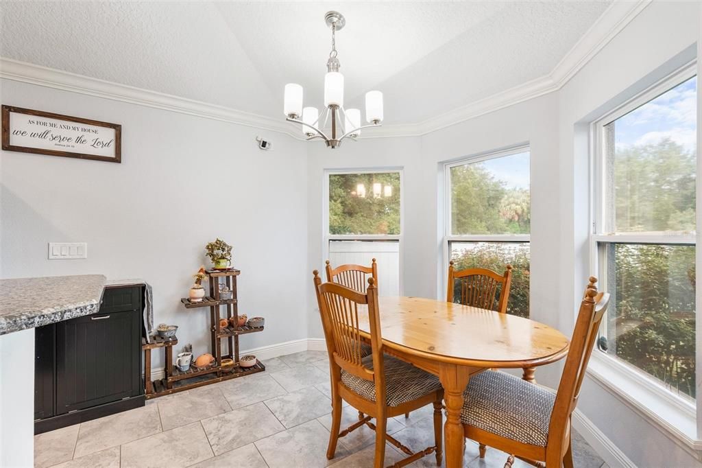 合同活跃: $349,998 (4 贝兹, 2 浴室, 1618 平方英尺)