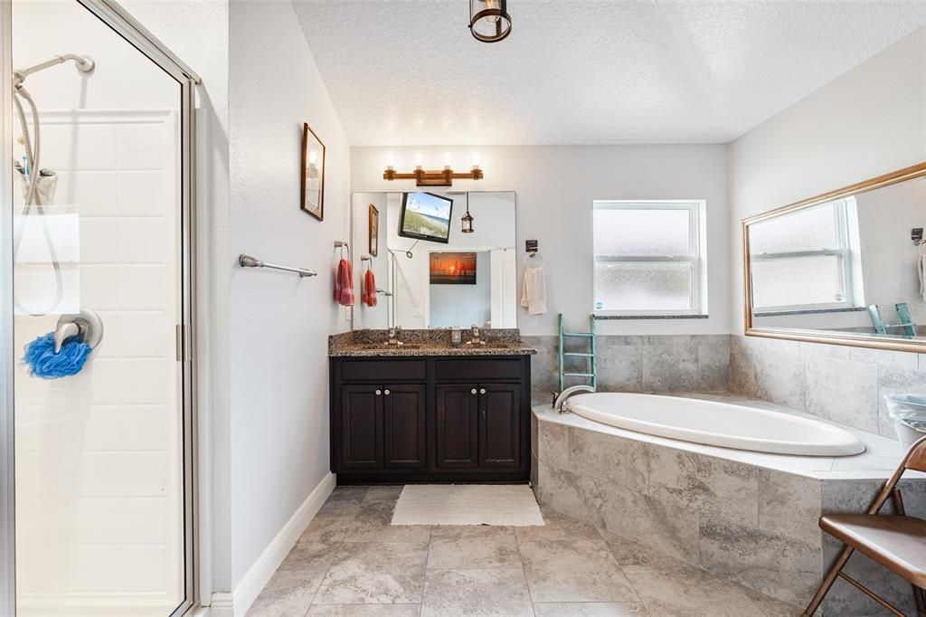 合同活跃: $349,998 (4 贝兹, 2 浴室, 1618 平方英尺)