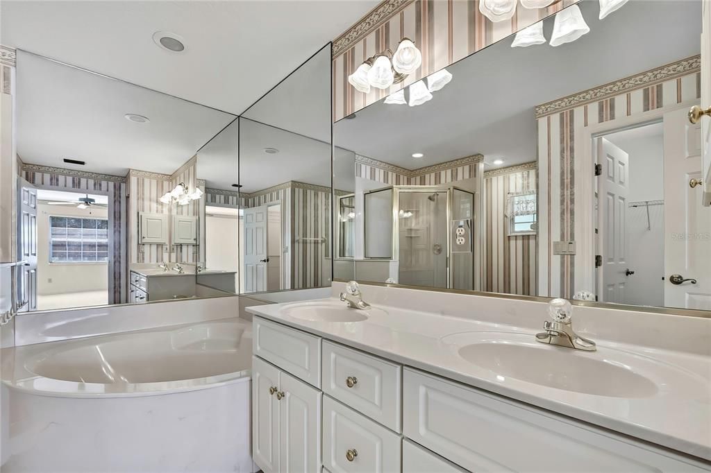 合同活跃: $359,000 (4 贝兹, 2 浴室, 2556 平方英尺)