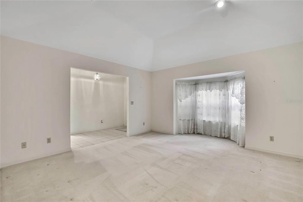 合同活跃: $359,000 (4 贝兹, 2 浴室, 2556 平方英尺)