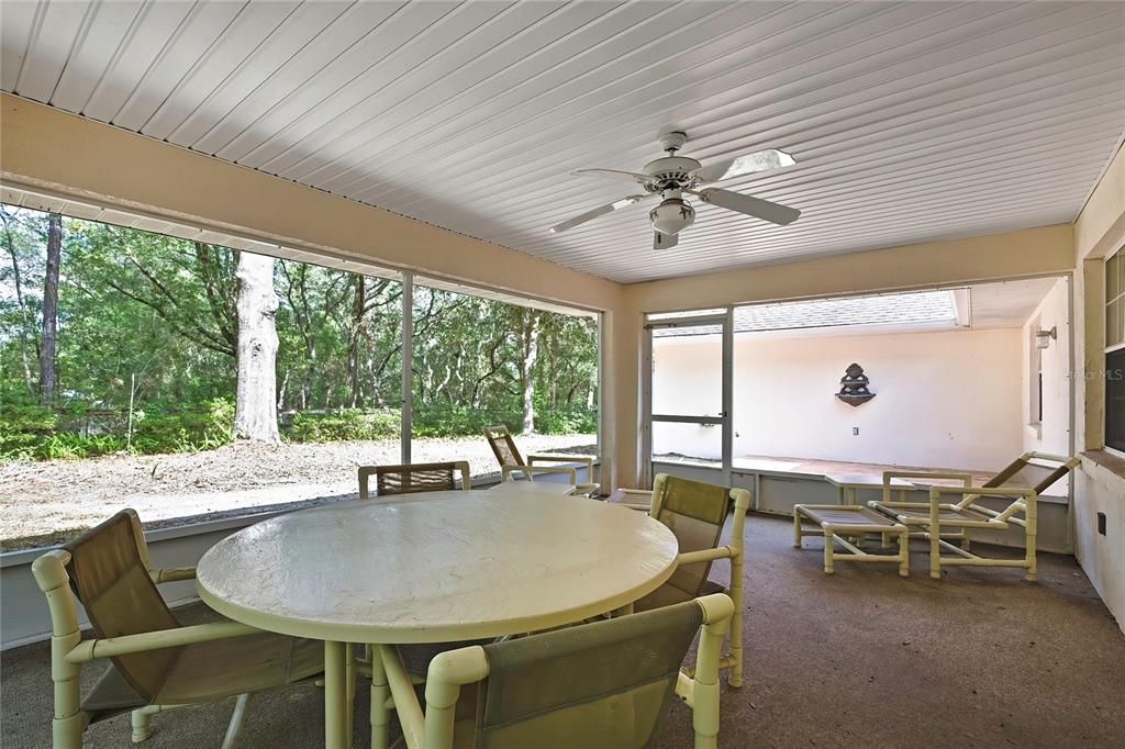 合同活跃: $359,000 (4 贝兹, 2 浴室, 2556 平方英尺)