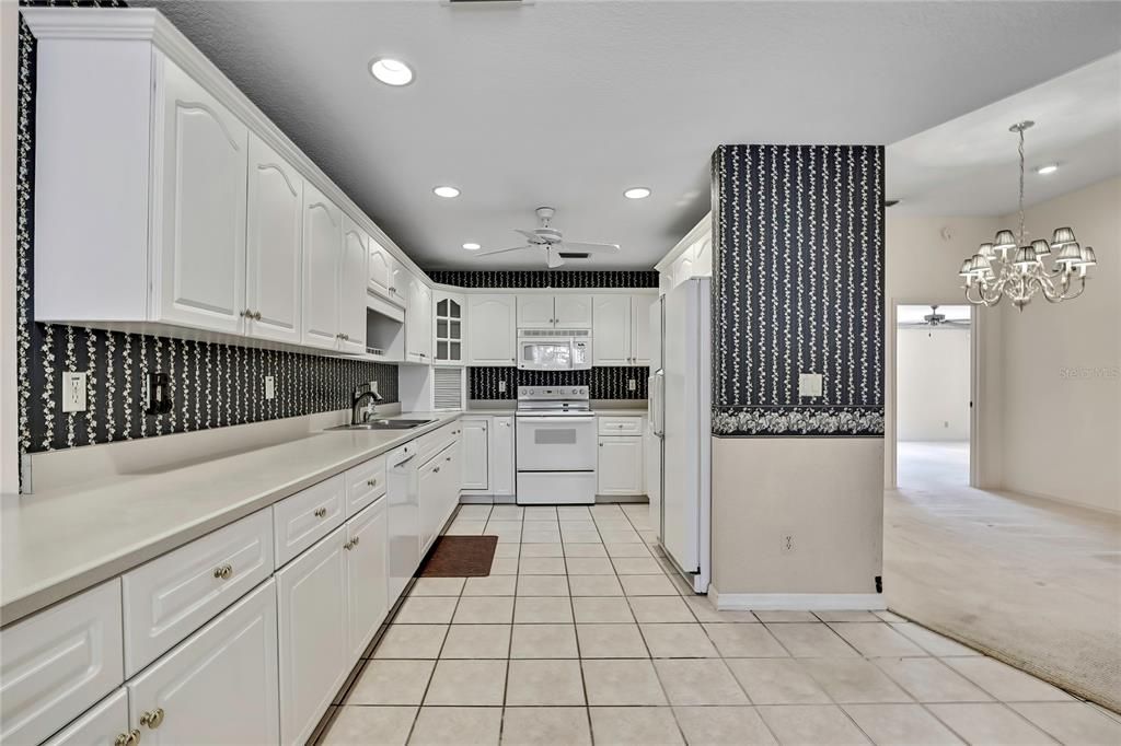 合同活跃: $359,000 (4 贝兹, 2 浴室, 2556 平方英尺)